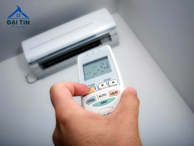 Nhấn nút "ON/OFF" trên remote điều khiển để bật điều hòa