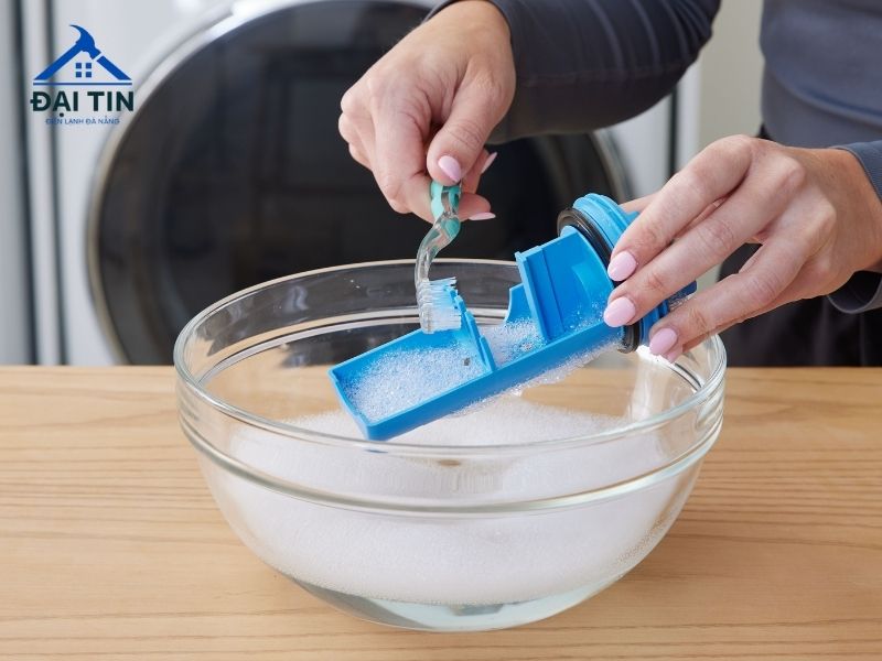 Bạn dùng thêm bàn chải nhỏ cọ sạch các ngăn