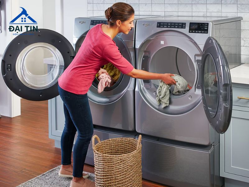 Vệ sinh máy giặt giúp loại bỏ nguồn gốc gây mùi trong lồng giặt