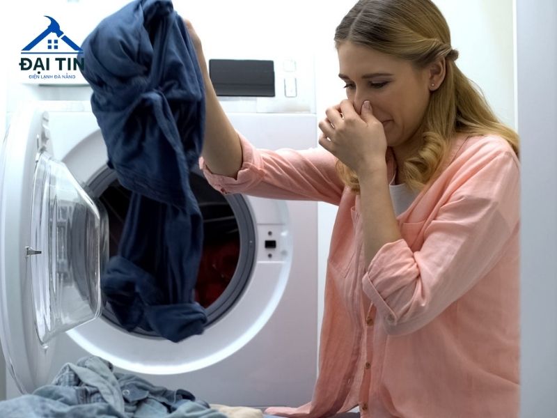 Môi trường ẩm ướt khiến vi khuẩn, nấm mốc phát triển, gây mùi khó chịu