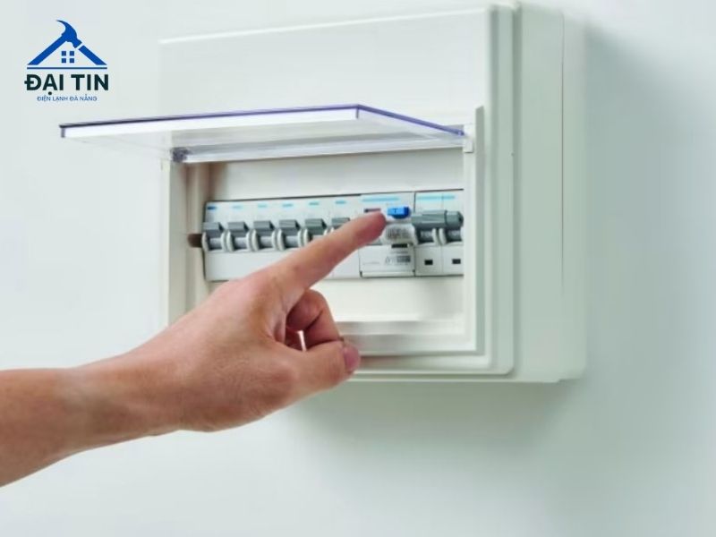 Kiểm tra nguồn điện tổng và Aptomat