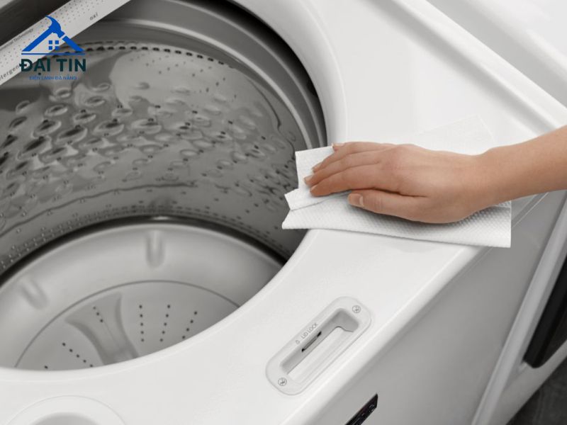 Vệ sinh bên ngoài vỏ máy và bảng điều khiển