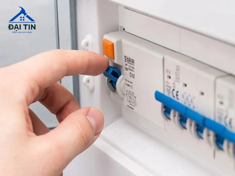 Hãy tắt aptomat (cầu dao điện) cấp điện cho điều hòa