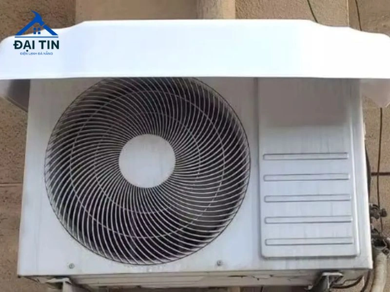 Bụi bẩn tích tụ quá nhiều bên trong cục nóng