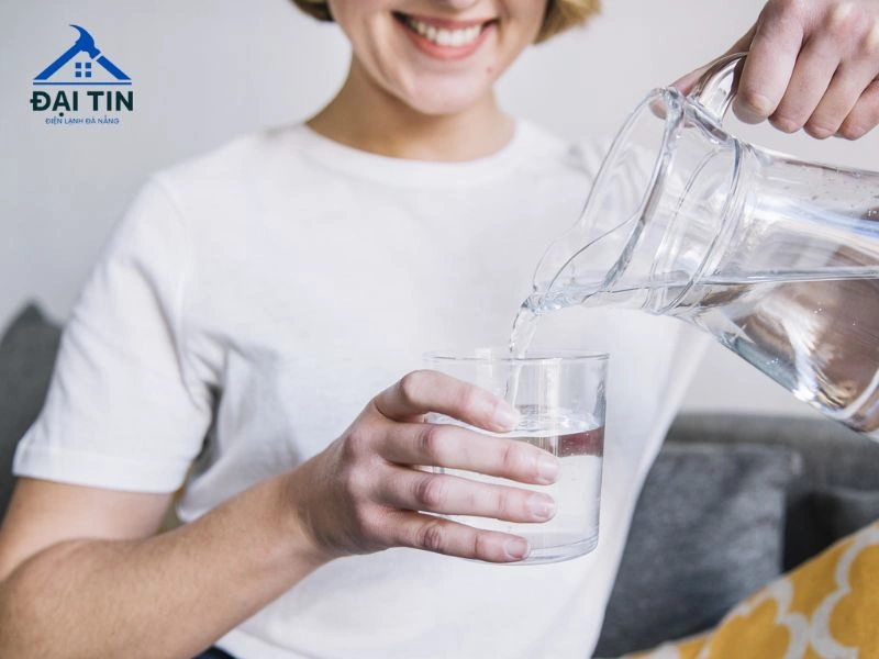 Bạn nên uống đủ nước để chống lại tình trạng khô da